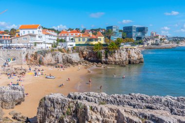 Cascais, Portekiz, 25 Ekim 2021: İnsanlar Estoril, Portekiz 'deki Rainha plajında güneşli bir günün tadını çıkarıyorlar.