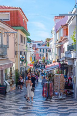 Cascais, Portekiz, 25 Ekim 2021: Portekiz 'de insanlar Cascais' in dar sokaklarında geziniyor.