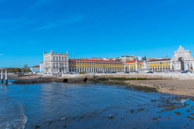 Lizbon, Portekiz, 25 Ekim 2021: İnsanlar Lizbon, Portekiz 'de uygulama aşamasından geçiyor..