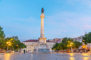 Lizbon, Portekiz, 25 Ekim 2021: Lizbon, Portekiz 'deki Rossio Meydanı' ndaki çeşmenin ve ulusal tiyatronun gün doğumu manzarası..