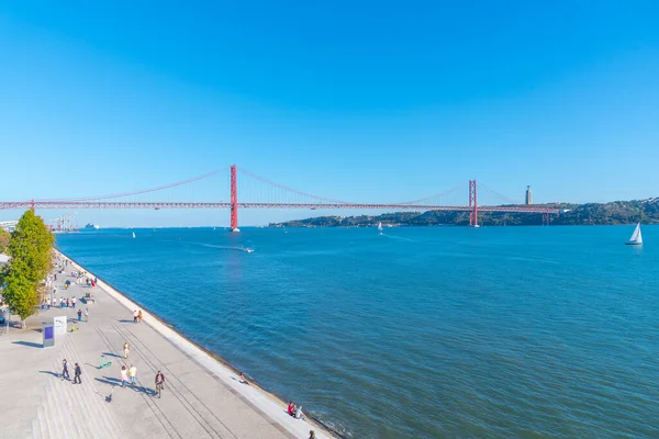 Lisbon Portugal October 2021 People Strolling Riverside Promenade Bridge 25Th — Stock Photo, Image