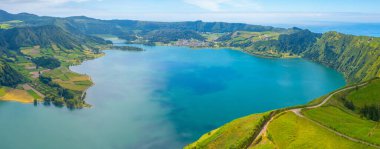 Portekiz, Azores 'teki Sao Miguel adasındaki Sete Cidades kalderasının hava manzarası.