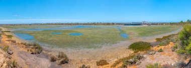 Portekiz 'deki Ria Formosa Ulusal Parkı' ndaki Quinta do Marim gel-git değirmeni