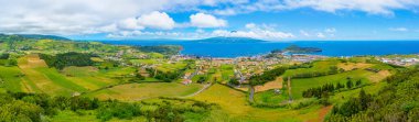 Horta kasabasının arkasındaki Pico adası Faial, Azores, Portuga 'dan izleniyor.