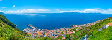 Portuga 'daki Sao Jorge adasındaki Calheta kasabasının havadan görüntüsü.