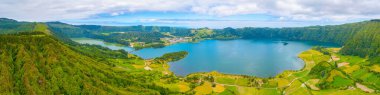 Portekiz 'in Azores adasındaki Sao Miguel adasındaki Sete Cidades kalderasının hava manzarası
