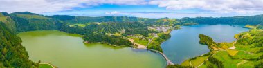 Portekiz 'deki Sao Miguel adasında Lagoa Verde ve Lagoa Azul' un hava manzarası