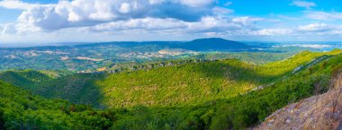Portekiz 'de Setubal yakınlarındaki Arrabida doğal parkının yeşil kıyı şeridi