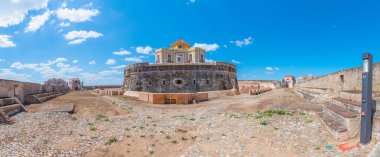 Portekiz kasabası Elvas 'taki zarif leydimizin kalesi.