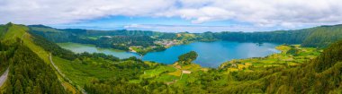 Portekiz 'deki Sao Miguel adasında Lagoa Verde ve Lagoa Azul' un hava manzarası