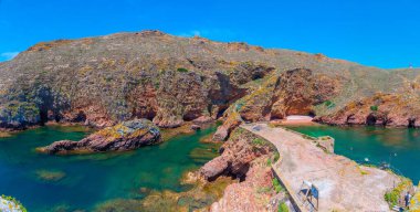 Portekiz 'deki Berlenga Grande Adası' nın sert kıyıları
