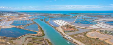 Portekiz 'in Tavira kasabasındaki tuz tavalarının havadan görünüşü