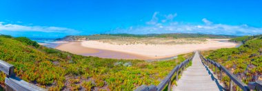 Portekiz 'deki Praia da Amoreira manzarası