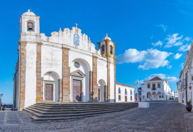 Portekiz 'in eski kasabası Monsaraz' daki göldeki hanımefendinin kilisesi.