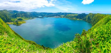 Portekiz, Azores 'teki Sao Miguel adasındaki Sete Cidades kalderasının hava manzarası.