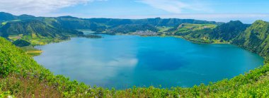 Portekiz, Azores 'teki Sao Miguel adasındaki Sete Cidades kalderasının hava manzarası.