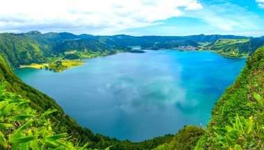 Portekiz, Azores 'teki Sao Miguel adasındaki Sete Cidades kalderasının hava manzarası.