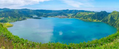 Portekiz, Azores 'teki Sao Miguel adasındaki Sete Cidades kalderasının hava manzarası.
