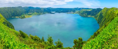 Portekiz, Azores 'teki Sao Miguel adasındaki Sete Cidades kalderasının hava manzarası.