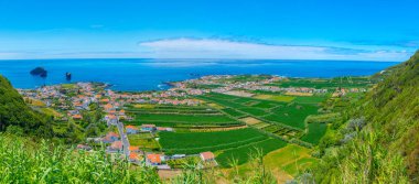 Portekiz 'in Sao Miguel adasındaki Mosteiros kasabasının havadan görünüşü
