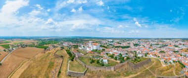 Portekiz 'in eski Estremo kasabasının havadan görünüşü