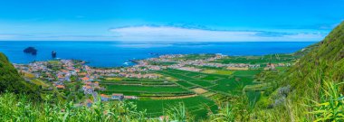 Portekiz 'in Sao Miguel adasındaki Mosteiros kasabasının havadan görünüşü