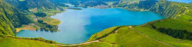 Portekiz, Azores 'teki Sao Miguel adasındaki Sete Cidades kalderasının hava manzarası.
