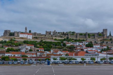 Portekiz 'in Montemor-o-Velho kasabasına bakan kale.