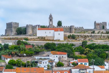 Portekiz 'in Montemor-o-Velho kasabasına bakan kale.