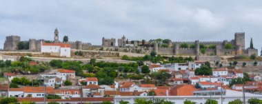 Portekiz 'in Montemor-o-Velho kasabasına bakan kale.