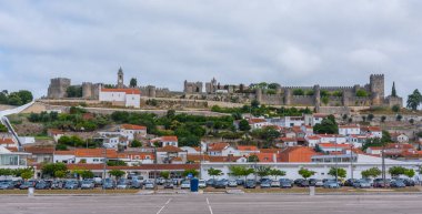 Portekiz 'in Montemor-o-Velho kasabasına bakan kale.