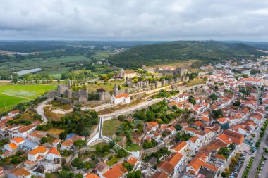 Portekiz 'in Montemor-o-Velho kasabasındaki kalenin havadan görünüşü.