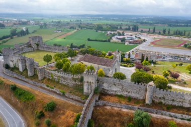 Portekiz 'in Montemor-o-Velho kasabasındaki kalenin havadan görünüşü.