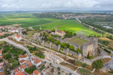 Portekiz 'in Montemor-o-Velho kasabasındaki kalenin havadan görünüşü.
