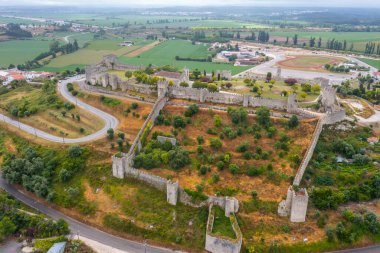 Portekiz 'in Montemor-o-Velho kasabasındaki kalenin havadan görünüşü.
