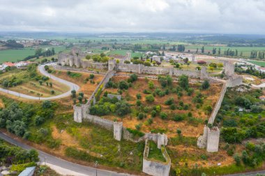 Portekiz 'in Montemor-o-Velho kasabasındaki kalenin havadan görünüşü.
