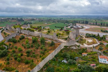 Portekiz 'in Montemor-o-Velho kasabasındaki kalenin havadan görünüşü.