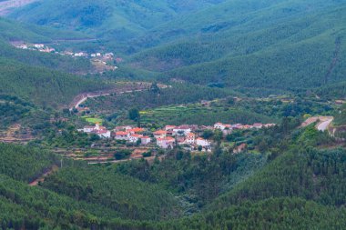 Portekiz 'deki Serra do Acor dağ sırasının manzarası.