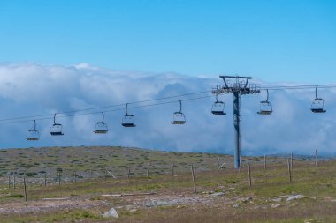Yaz boyunca Portekiz 'deki Serra de Estrella dağında kayak kaldırma yeri.