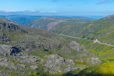 Portekiz 'deki Serra da Estrela doğal parkının Rocky manzarası.