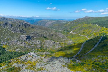 Portekiz 'deki Serra da Estrela doğal parkının Rocky manzarası.