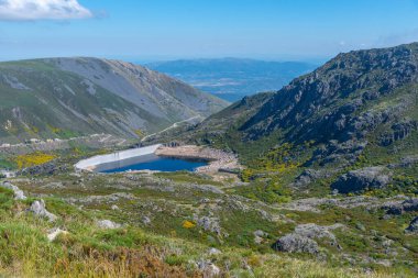 Portekiz 'deki Serra da Estrela doğal parkının Rocky manzarası.