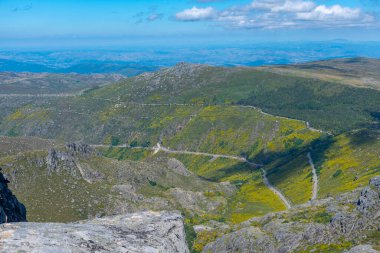 Portekiz 'deki Serra da Estrela doğal parkının Rocky manzarası.