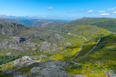 Portekiz 'deki Serra da Estrela doğal parkının Rocky manzarası.