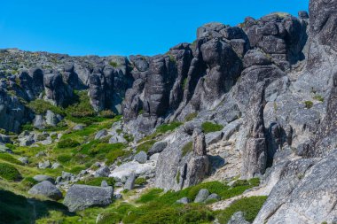 Portekiz 'deki Serra da Estrela Milli Parkı' ndaki Covao da Boi granit sütunları.