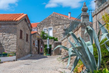 Portekiz 'in eski Belmonte kasabasında dar bir sokak..