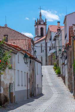 Portekiz 'in eski Belmonte kasabasında dar bir sokak..