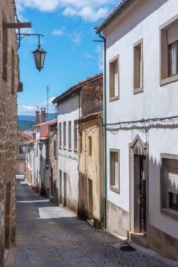 Portekiz 'in eski Belmonte kasabasında dar bir sokak..