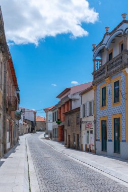 Portekiz 'in eski Belmonte kasabasında dar bir sokak..