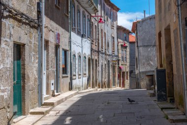 Portekiz 'in eski Guarda kasabasında dar bir sokak..
